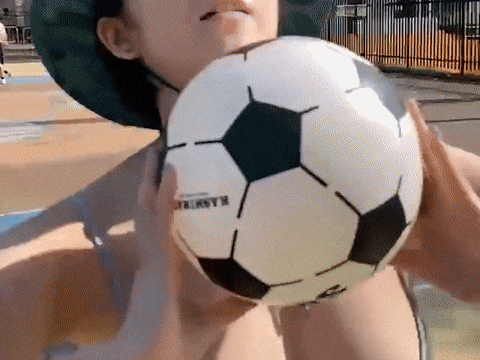 【悲報】サッカーボールでバスケをした女さん、天罰でぽろりしてしまう・・・。