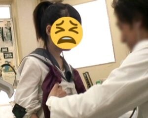 【GIF】女子〇学生さん、健康診断で貧乳を揉まれまくってしまう･･･